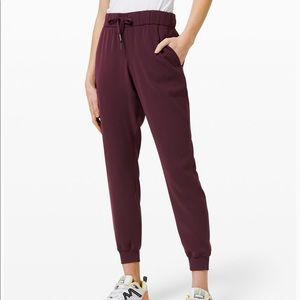 Lululemon joggers maroon (sz 4)